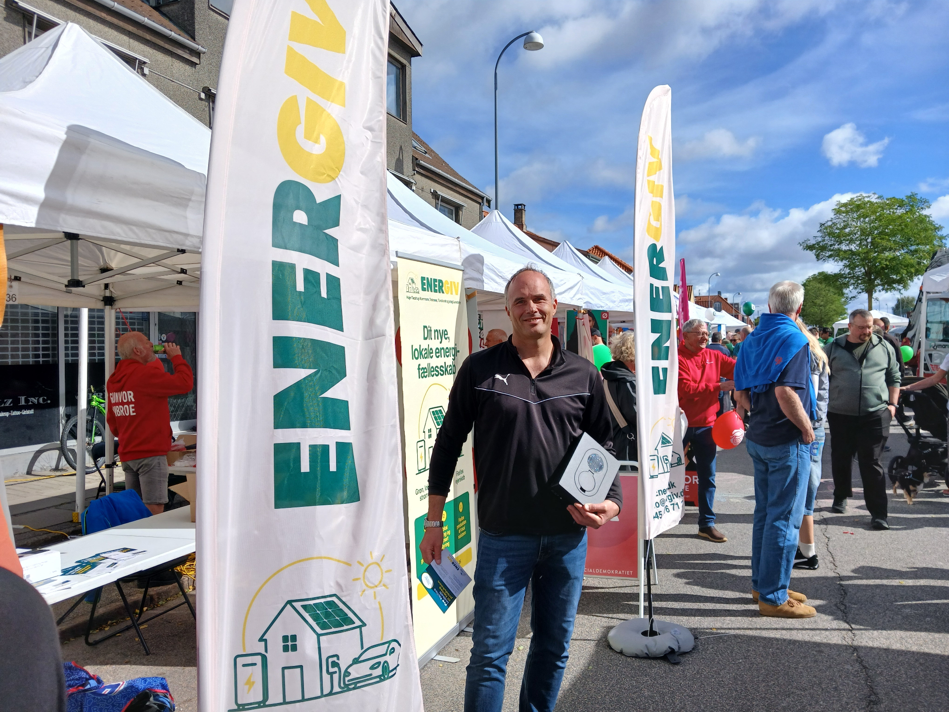 ENERGIV-standen på Hovedgaden i Hedehusene med beachflag og besøgende